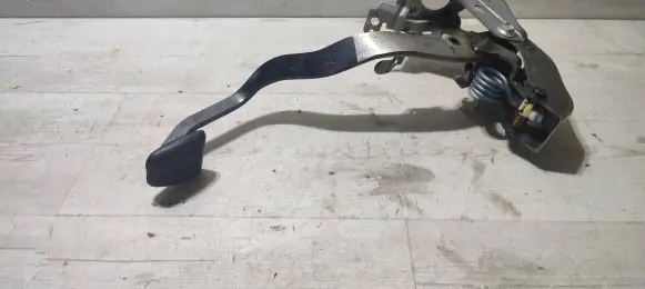 Toyota C-HR I Clutch pedal 