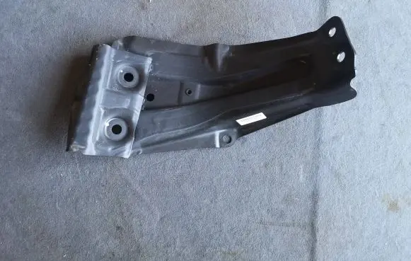 BMW 4 F32 F33 Fender mounting bracket 7426590