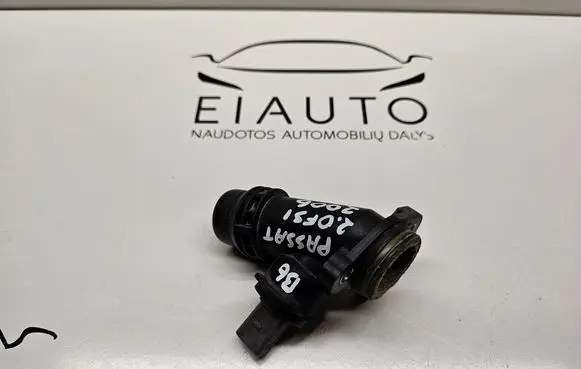 Volkswagen PASSAT B6 Engine coolant pipe/hose 06F121131A