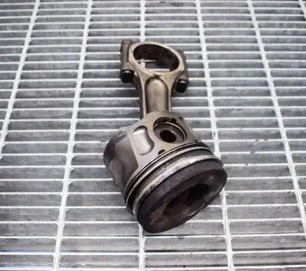 Volvo V50 Piston 8653658