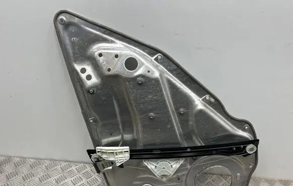 Rear window lifting mechanism without motor