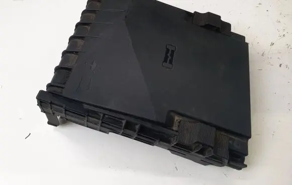 Volkswagen PASSAT B6 Fuse box cover 1K0937132F