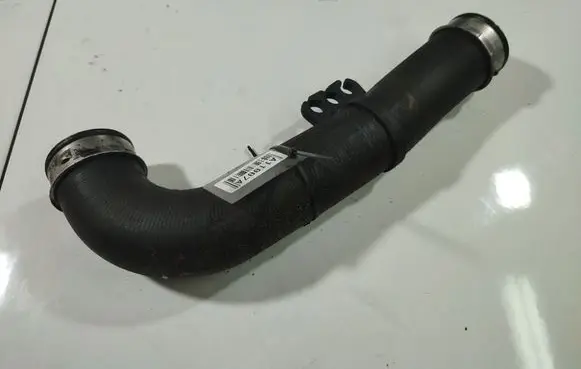 Volkswagen PASSAT B6 Intercooler hose/pipe 