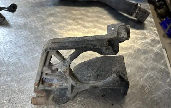 Nissan X-Trail T32 Engine mounting bracket