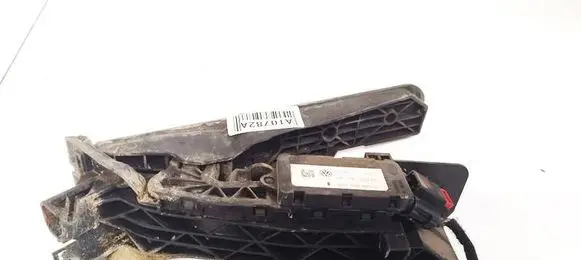 Accelerator throttle pedal