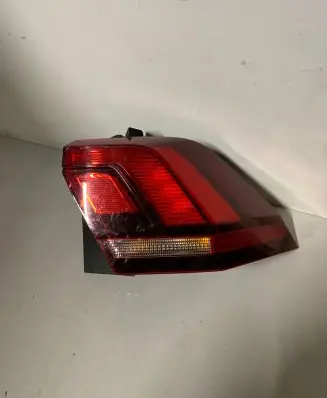 Volkswagen Tiguan Rear/tail lights 5NA945312 205805