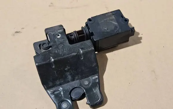 BMW 5 E39 Loading door lock 8168892