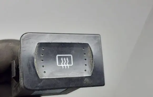 Volkswagen Golf IV Windscreen/window heater switch 1J0959621C