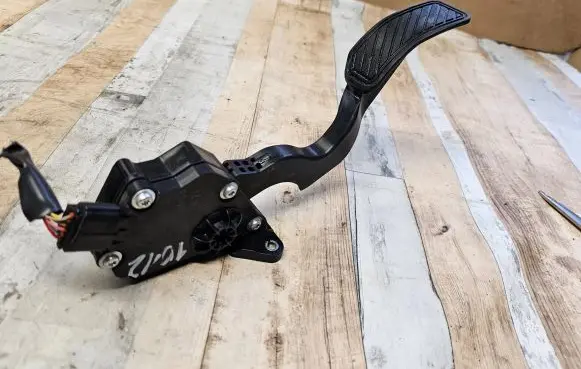 Mazda 2 Accelerator throttle pedal K42387410
