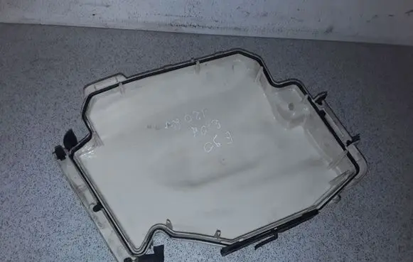 BMW 3 E90 E91 Fuse box cover 12907544575 586509