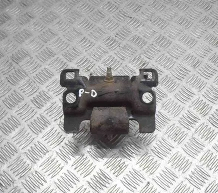 Nissan NP300 Engine mount bracket