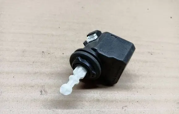 Volkswagen Polo V 6R Headlight level adjustment motor 