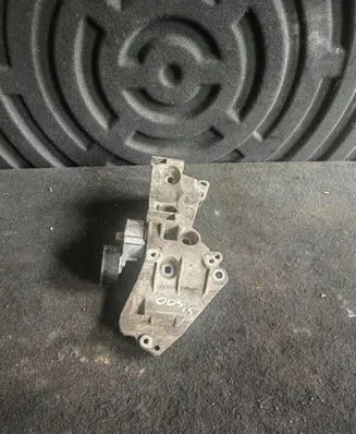 Nissan Qashqai Generator/alternator bracket 
