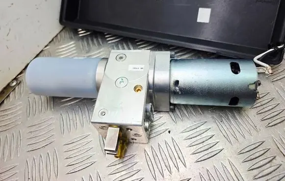 Opel Insignia A Tailgate hydraulic pump motor 13279362