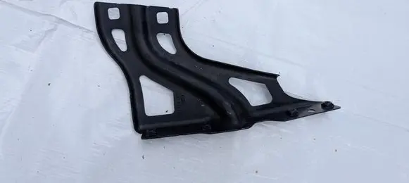Audi Q3 8U Fender mounting bracket 8U0821136