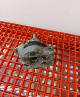 Opel Zafira B Engine mount bracket