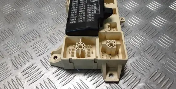 Jaguar S-Type Fuse module XR8T14A067BA