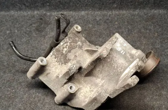 Hyundai Santa Fe Engine mounting bracket
