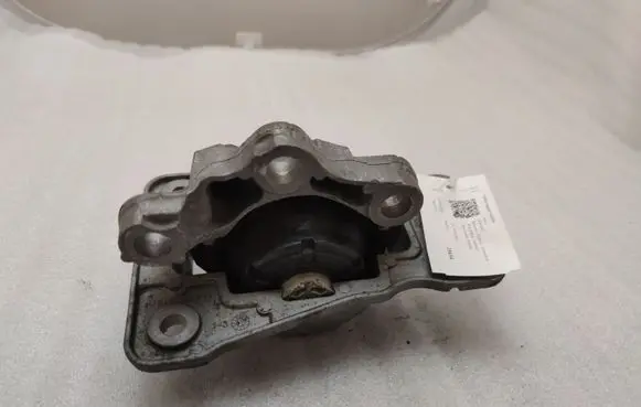 Volvo XC90 Engine mount bracket 31460883
