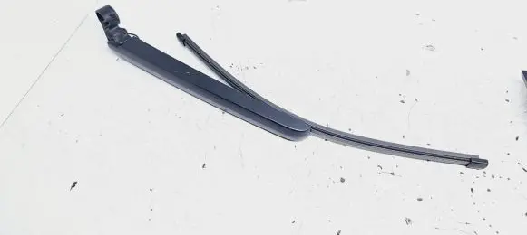 Rear wiper blade arm