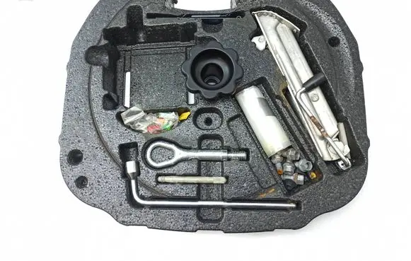 Mercedes-Benz SLK R171 Tool set A1716840537 1716840537