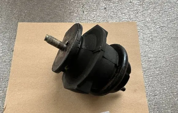 Nissan Patrol Y61 Engine mount bracket 11210VB910