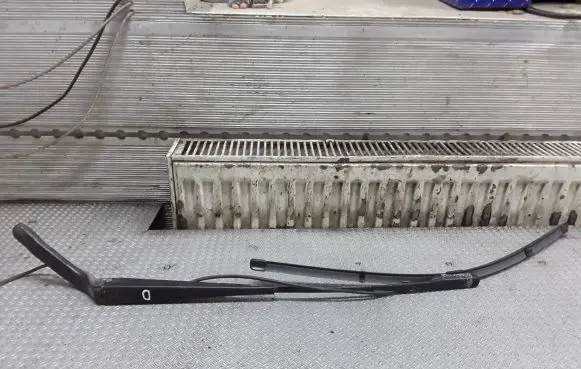 Windshield/front glass wiper blade
