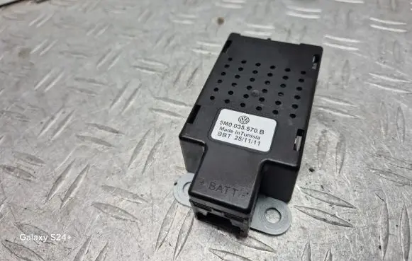Volkswagen Golf VI Aerial antenna amplifier 5M0035570B