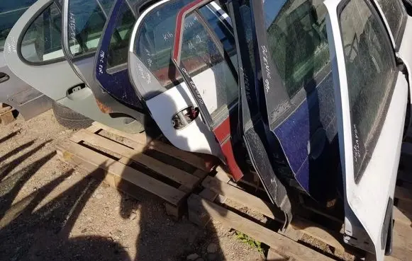 Audi A4 S4 B5 8D Rear door raudonos