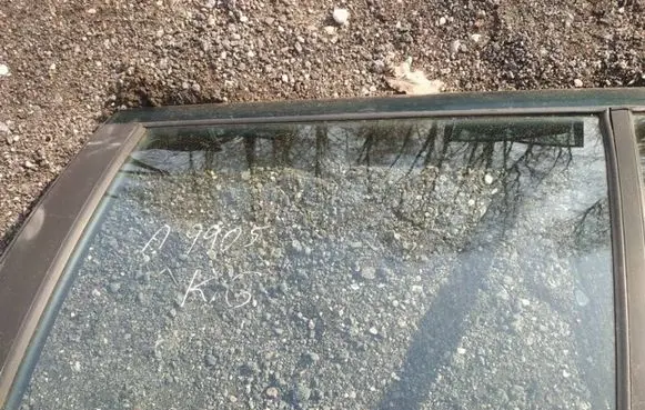 Peugeot 406 Rear door window glass as2