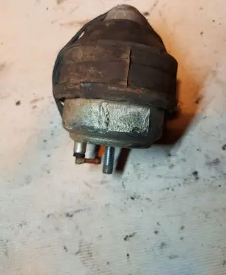 Volvo XC90 Engine mount bracket