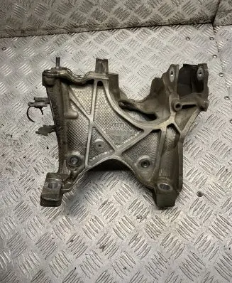 Engine mounting bracket