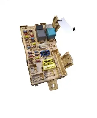 Toyota Avensis T250 Fuse module 82641CA010F 3040460248 04012608144702