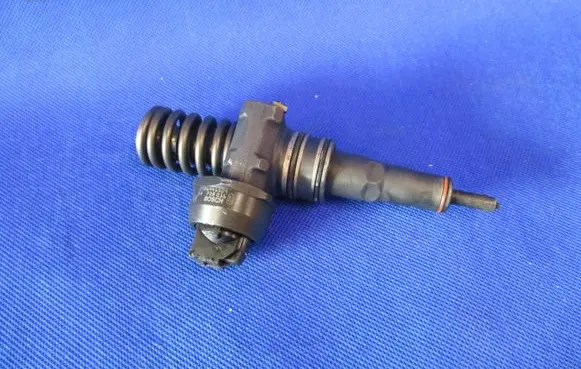 Volkswagen PASSAT B6 Fuel injector 038130079GX 038130073GX