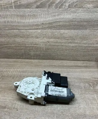 Volkswagen Touran I Rear door window regulator motor 996645101