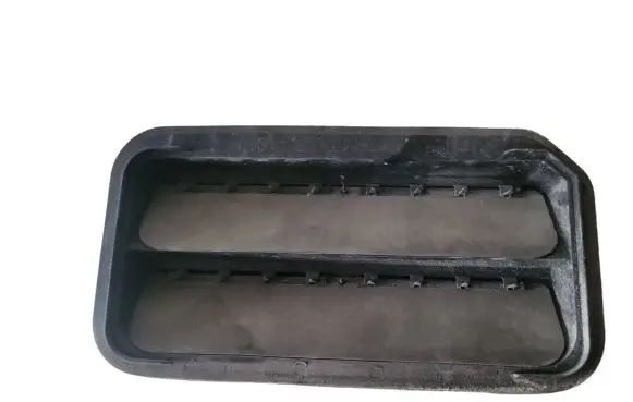Quarter panel pressure vent