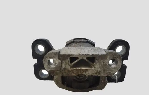 Volvo V70 Engine mount bracket