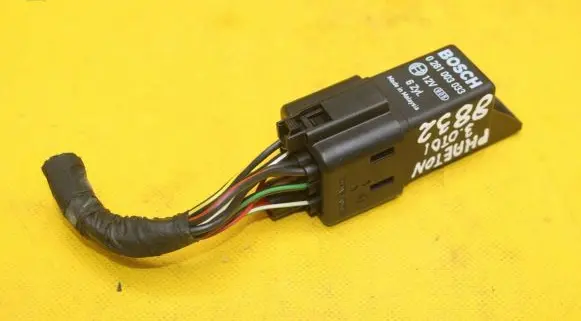 Volkswagen Phaeton Glow plug pre-heat relay 4E0907282B