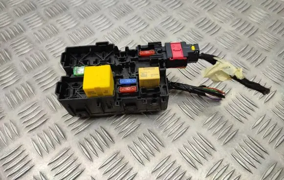 Opel Grandland X Fuse module 9806192580