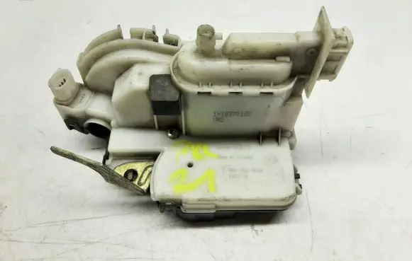 Volkswagen Golf III Front door lock 1H0862154A
