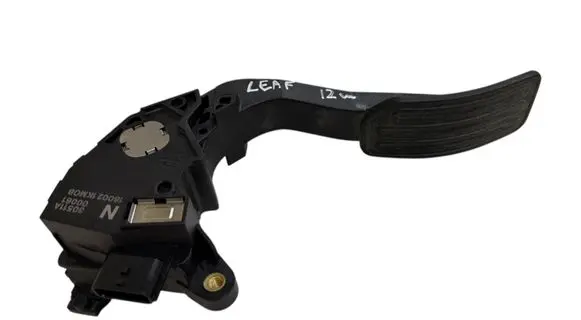 Accelerator throttle pedal
