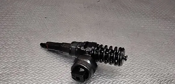 Volkswagen PASSAT B5 Fuel injector 038130073F