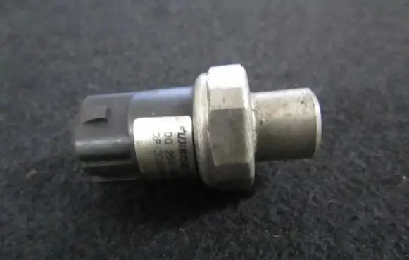 Volkswagen PASSAT B5.5 Air conditioning (A/C) pressure sensor 8D0959482B