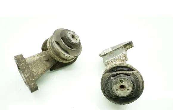 Engine mount vacuum valve