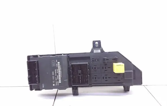 Opel Vectra C Relay mounting block 13223679 13193588
