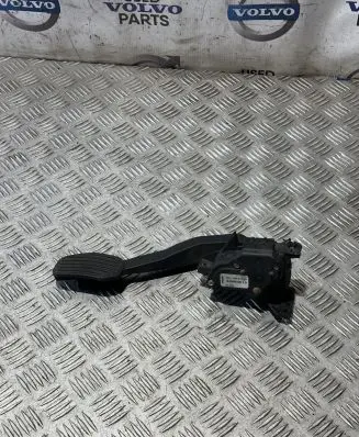 Volvo V70 Accelerator throttle pedal 30683515
