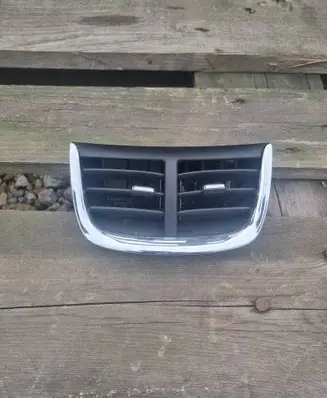 Chevrolet Malibu Dash center air vent grill 67001879