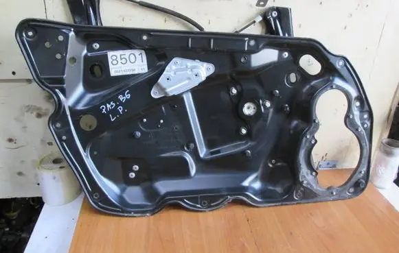 Volkswagen PASSAT B6 Front door window regulator with motor