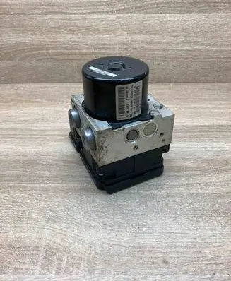 Volvo V70 ABS Pump 30681619 P30681619