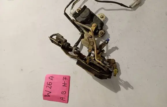 Toyota Corolla E110 Front door lock 12121213